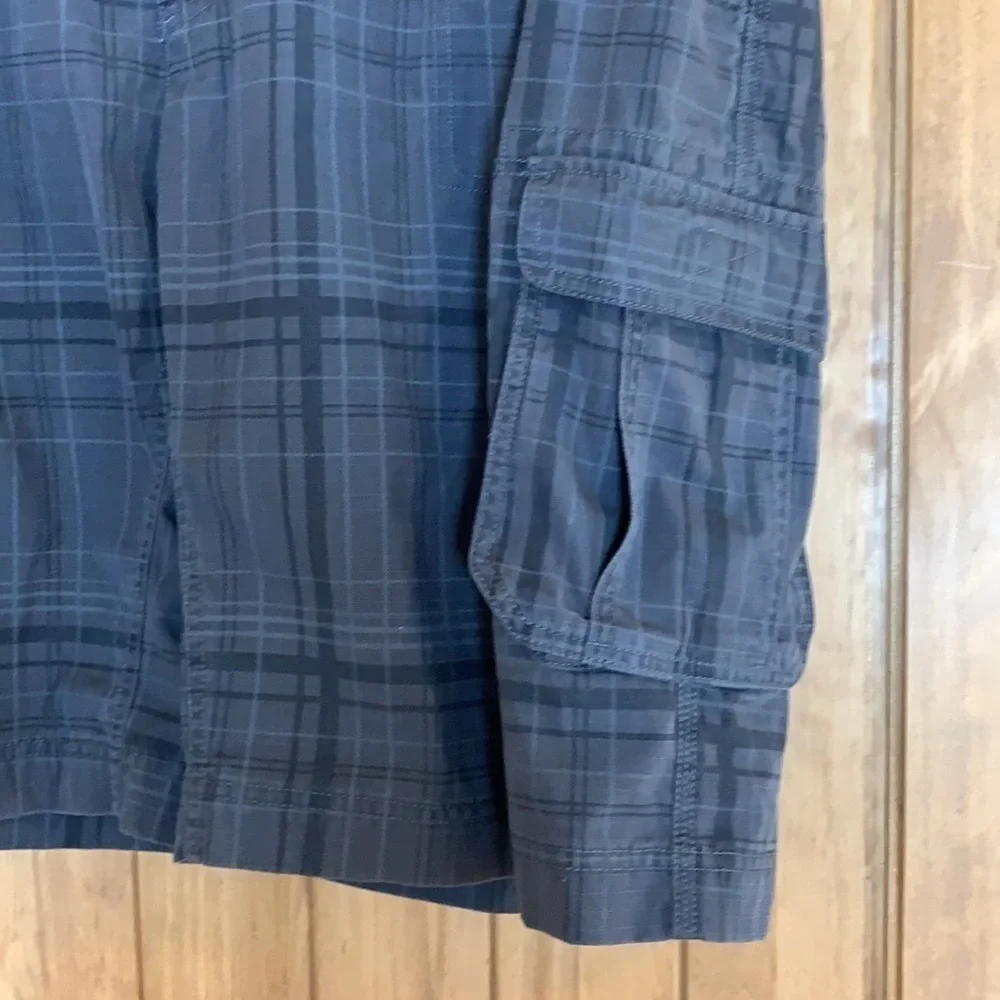 North Face gray plaid cargo shorts Size 40